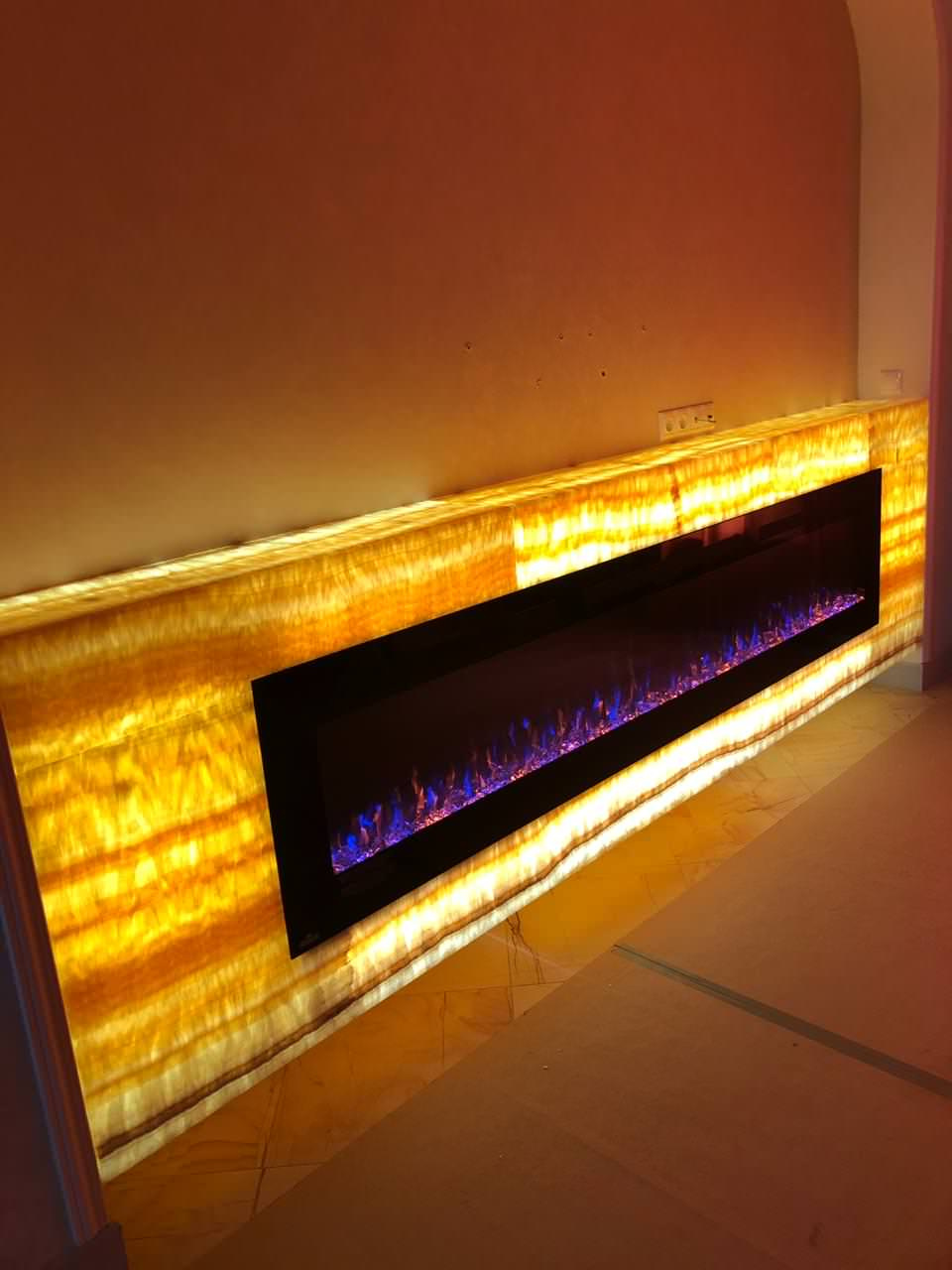 Электрокамин в портале из оникса