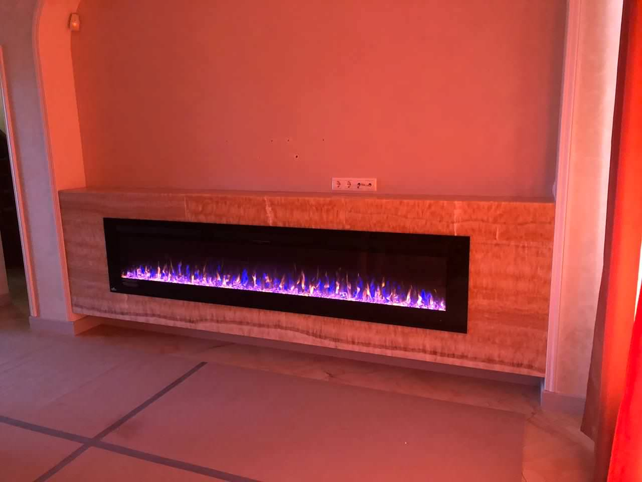 Электрокамин в портале из оникса