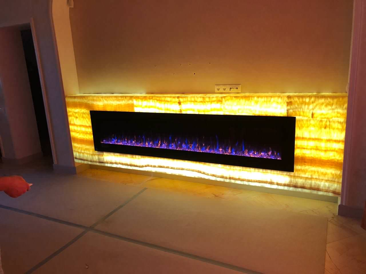 Электрокамин в портале из оникса