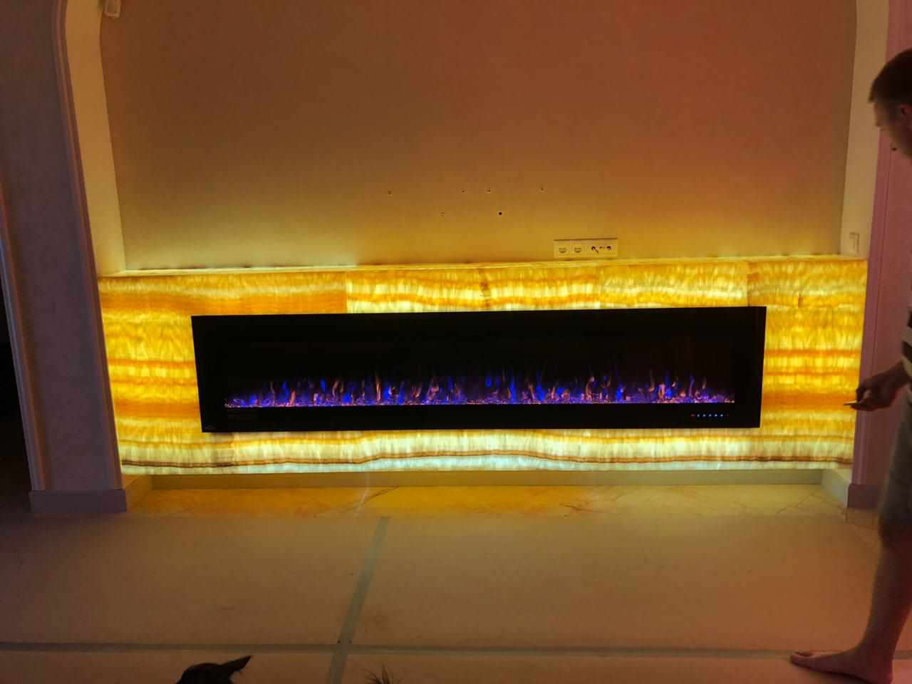 Электрокамин в портале из оникса