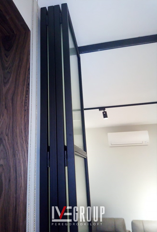 Перегородка с дверями "Гармошка" в ЖК Life