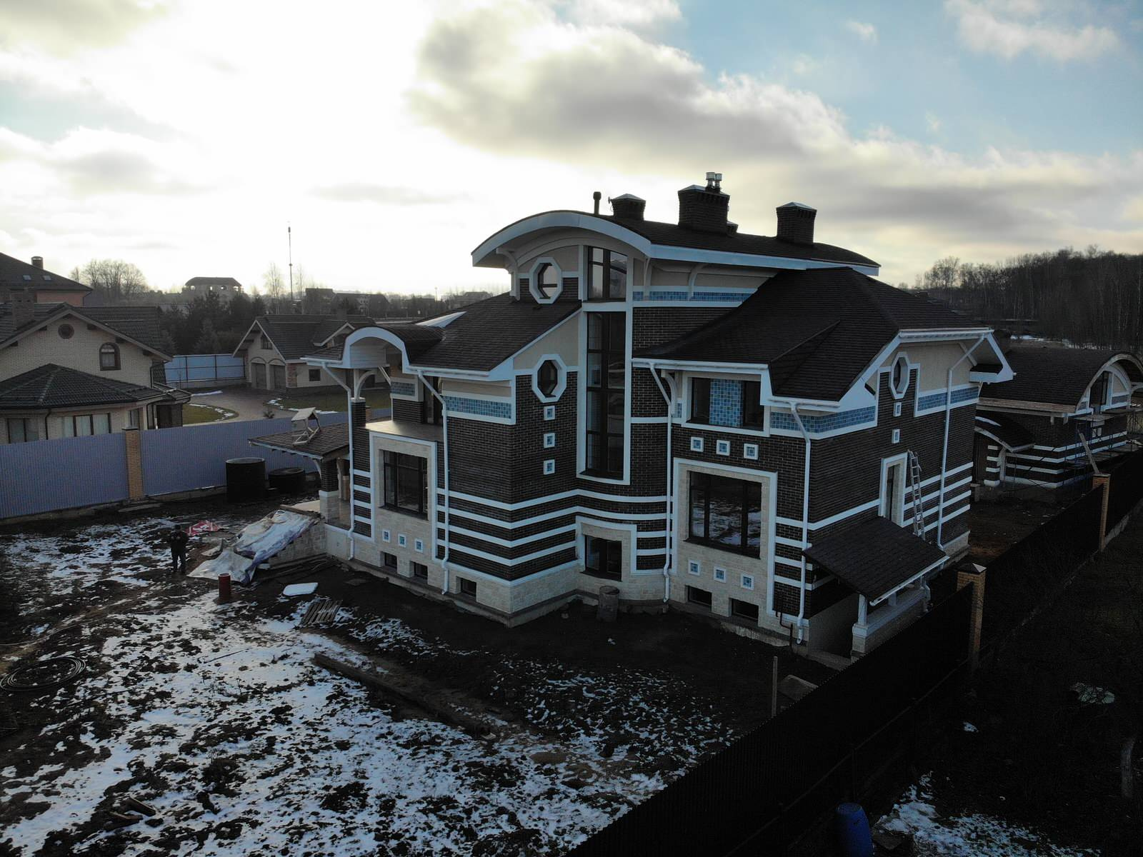 Красивый дом из тёплой керамики, облицовочный кирпич, штукатурка, карнизы ППС