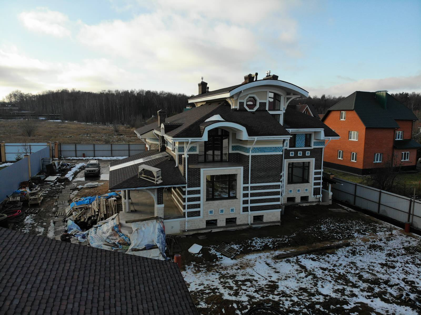 Красивый дом из тёплой керамики, облицовочный кирпич, штукатурка, карнизы ППС