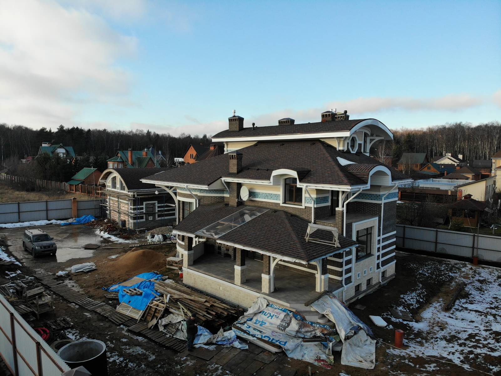 Красивый дом из тёплой керамики, облицовочный кирпич, штукатурка, карнизы ППС