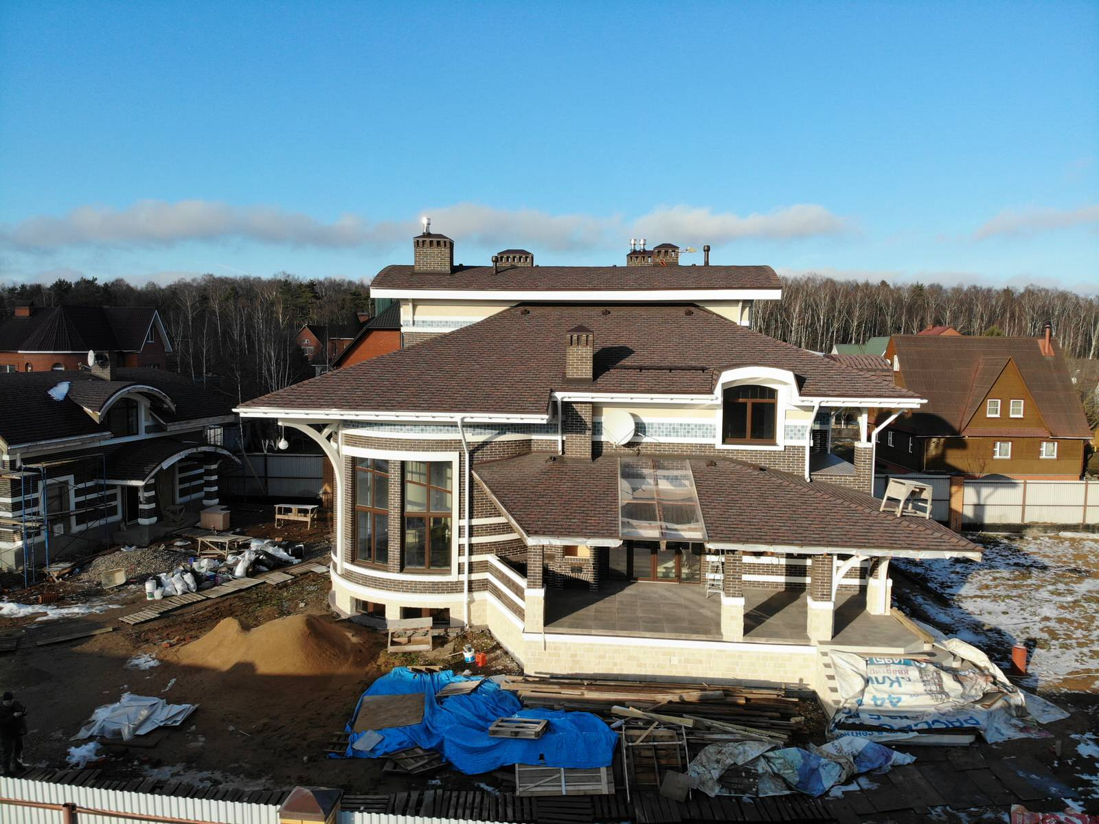 Красивый дом из тёплой керамики, облицовочный кирпич, штукатурка, карнизы ППС