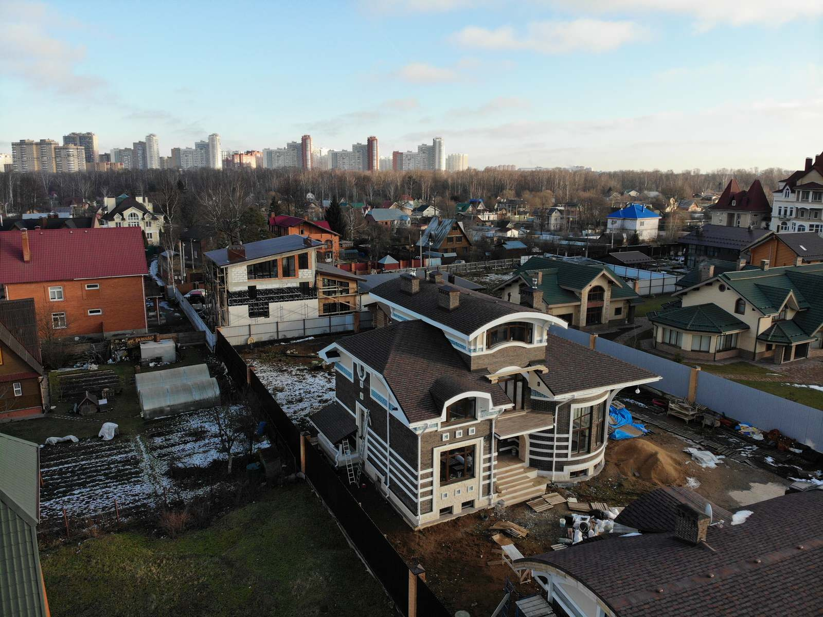 Красивый дом из тёплой керамики, облицовочный кирпич, штукатурка, карнизы ППС