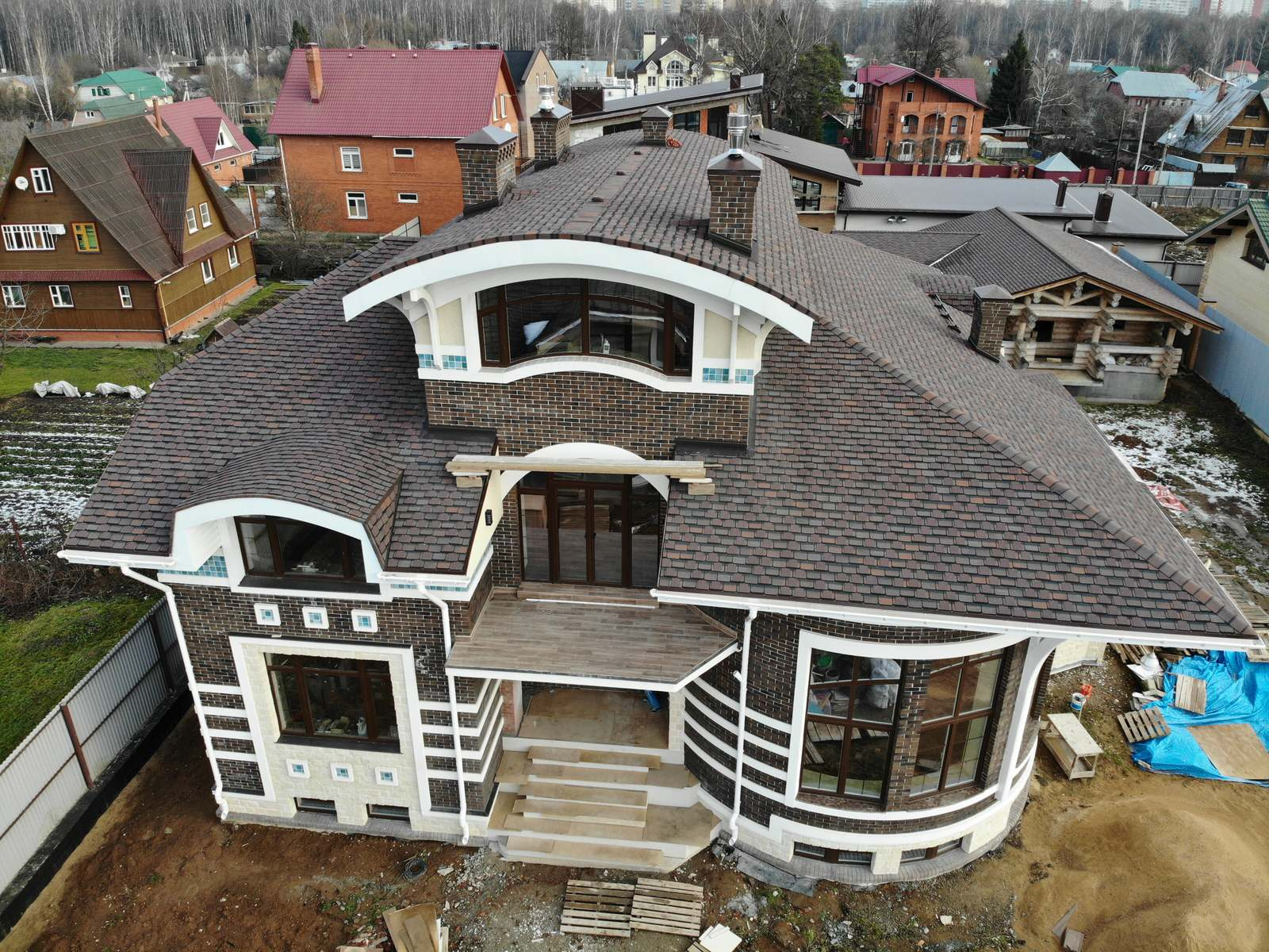 Красивый дом из тёплой керамики, облицовочный кирпич, штукатурка, карнизы ППС