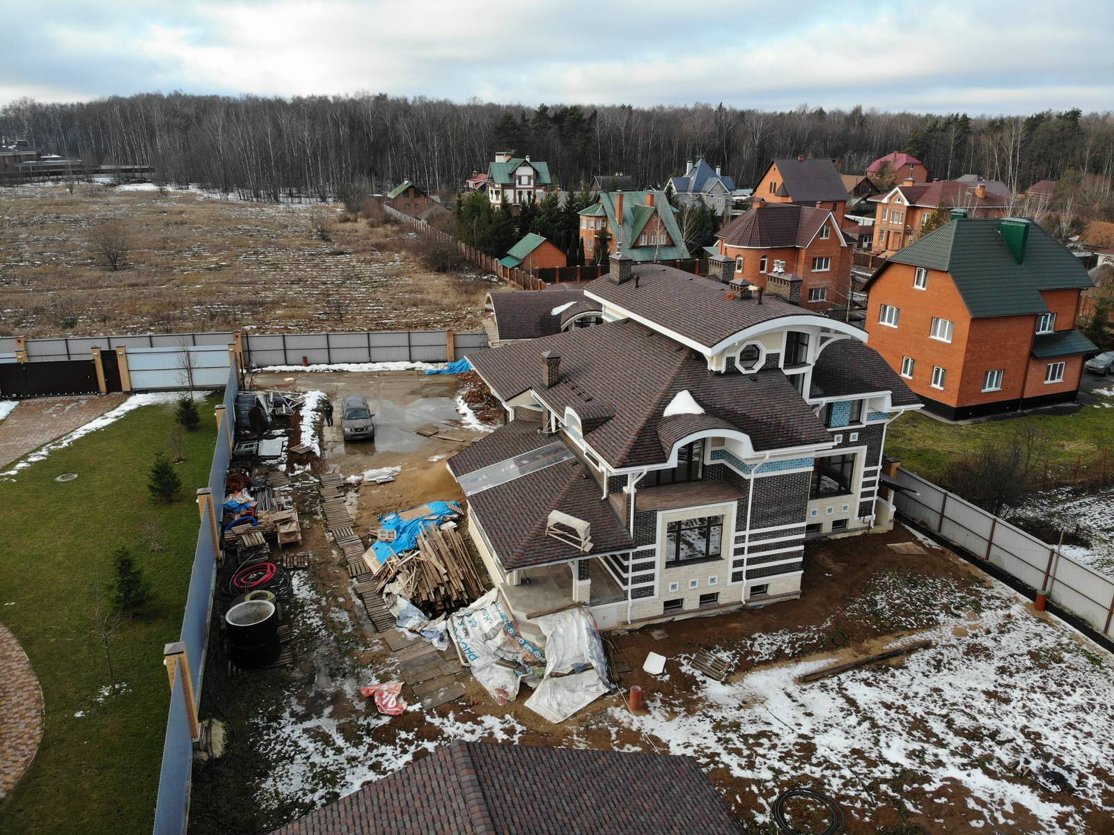 Красивый дом из тёплой керамики, облицовочный кирпич, штукатурка, карнизы ППС