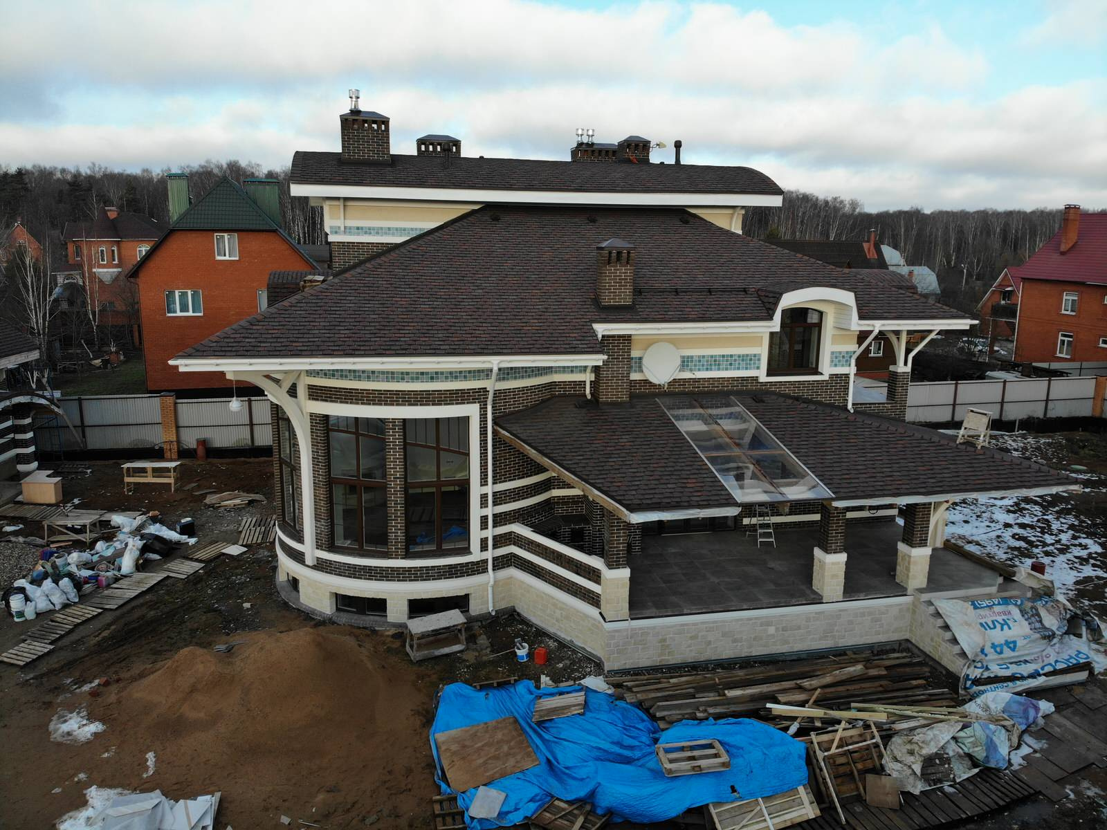 Красивый дом из тёплой керамики, облицовочный кирпич, штукатурка, карнизы ППС