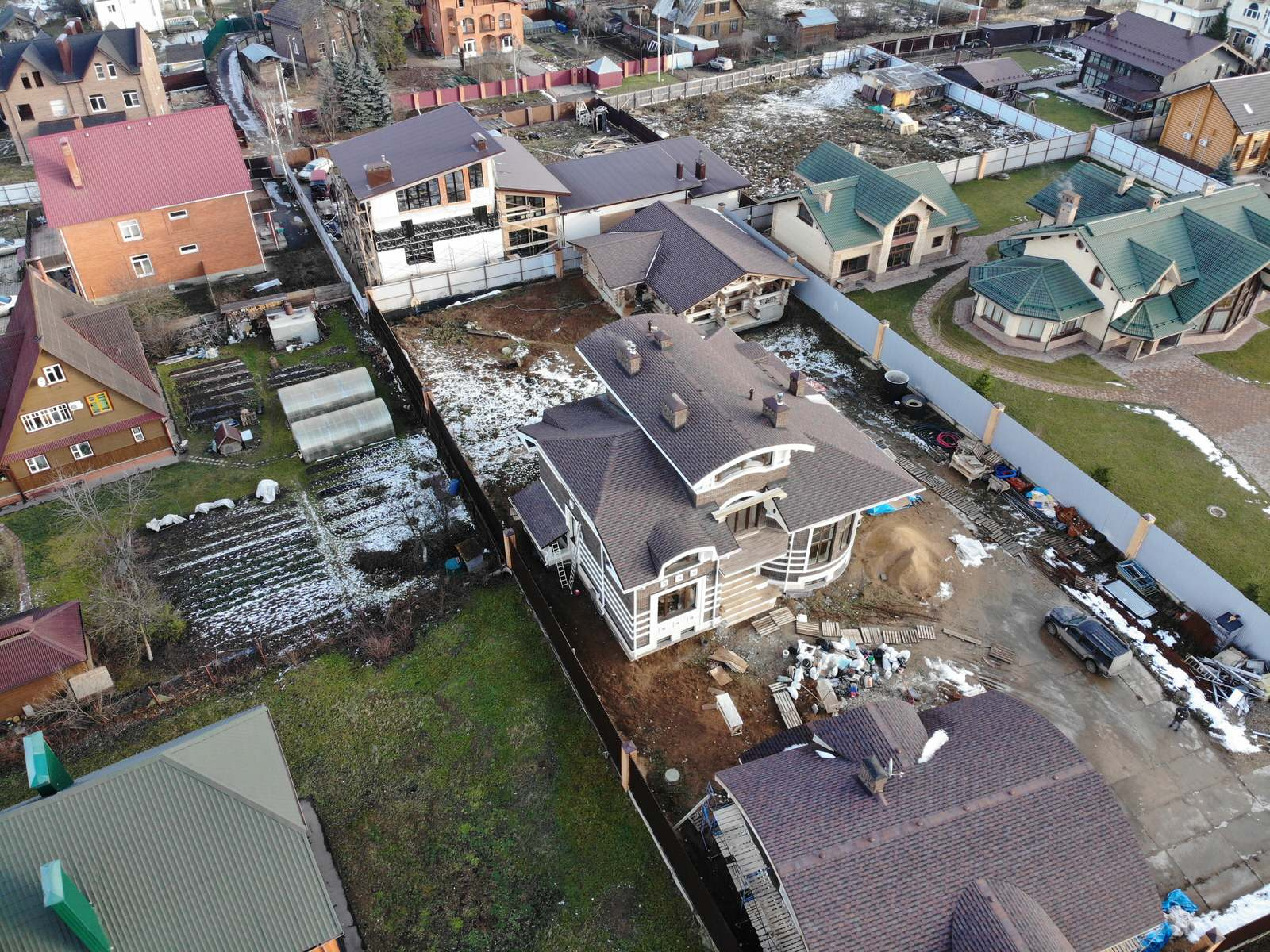 Красивый дом из тёплой керамики, облицовочный кирпич, штукатурка, карнизы ППС