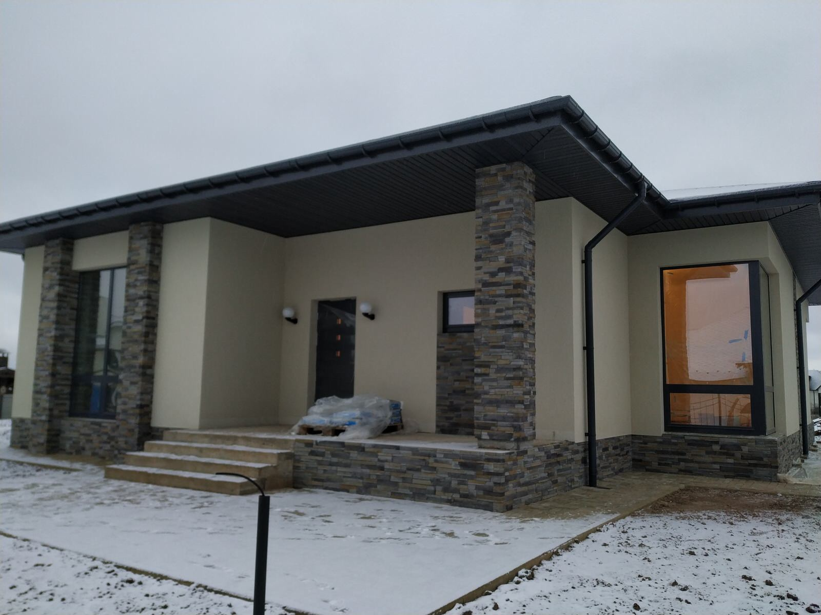 Небольшой одноэтажный дом из кирпича, утепление фасада пенопластом 150мм