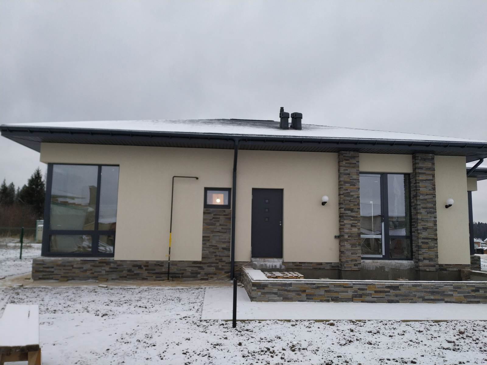 Небольшой одноэтажный дом из кирпича, утепление фасада пенопластом 150мм