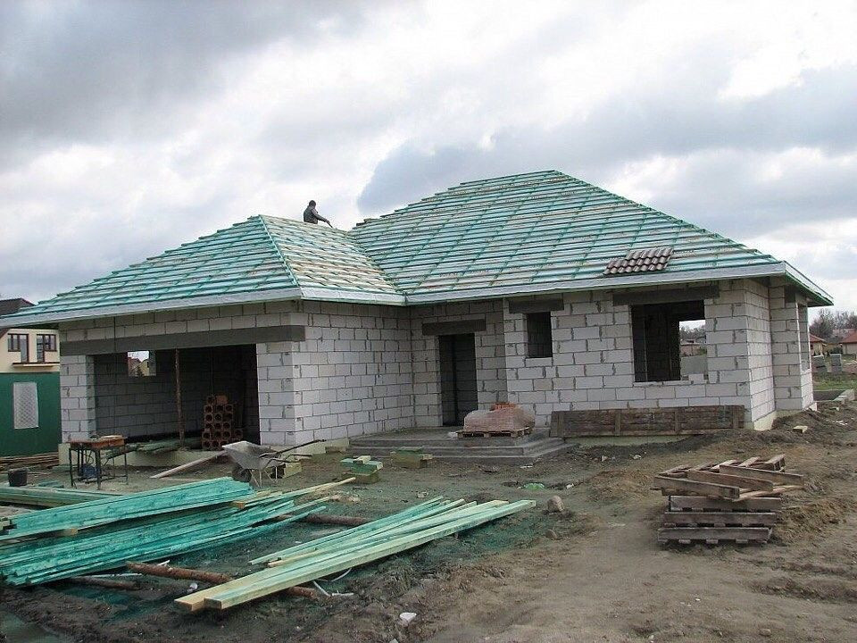 Одноэтажный дoм с гаражом, и возможностью обустройствa мансарды