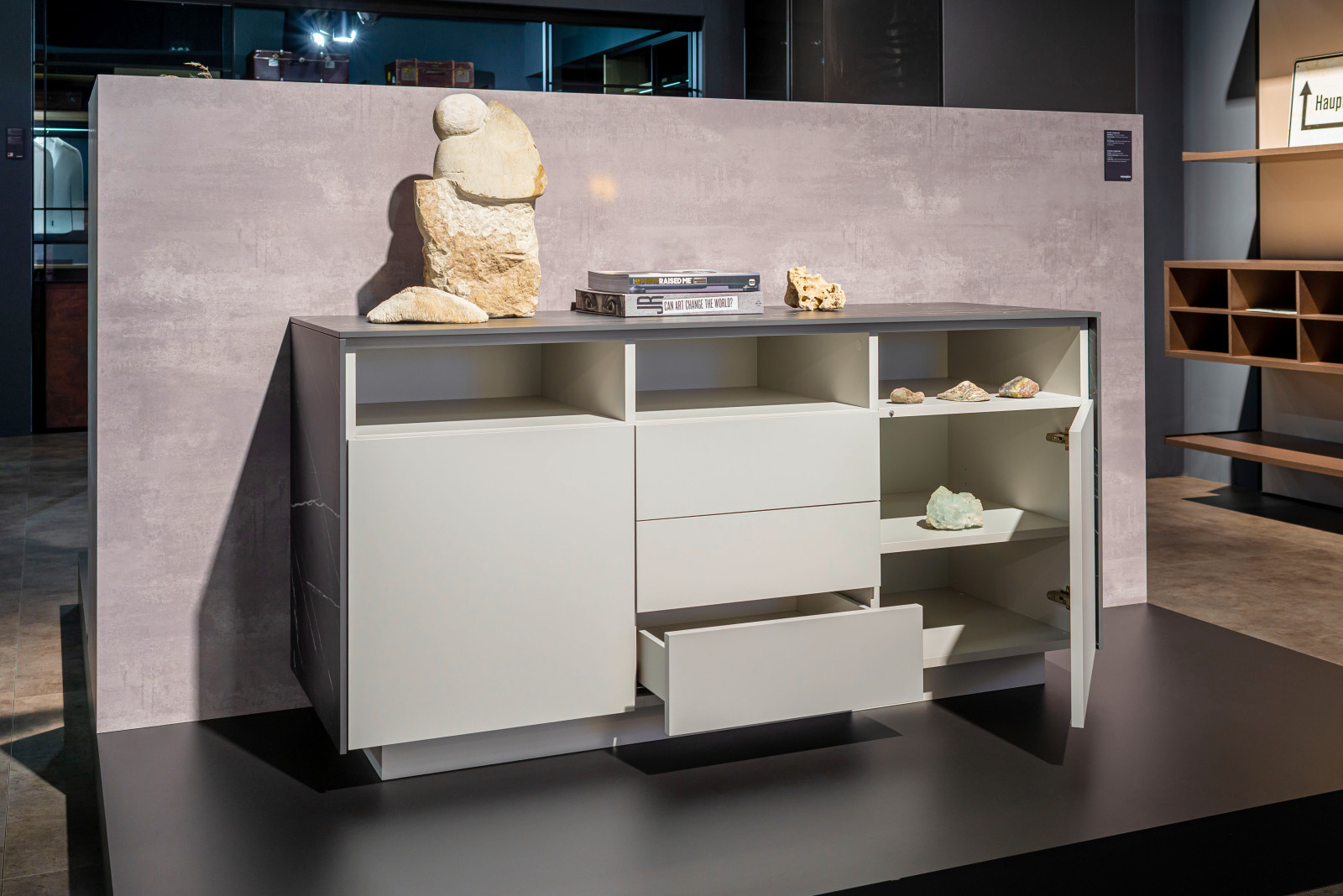 Белый комод raumplus с верхом под черный мрамор с выставки IMM Cologne 2020