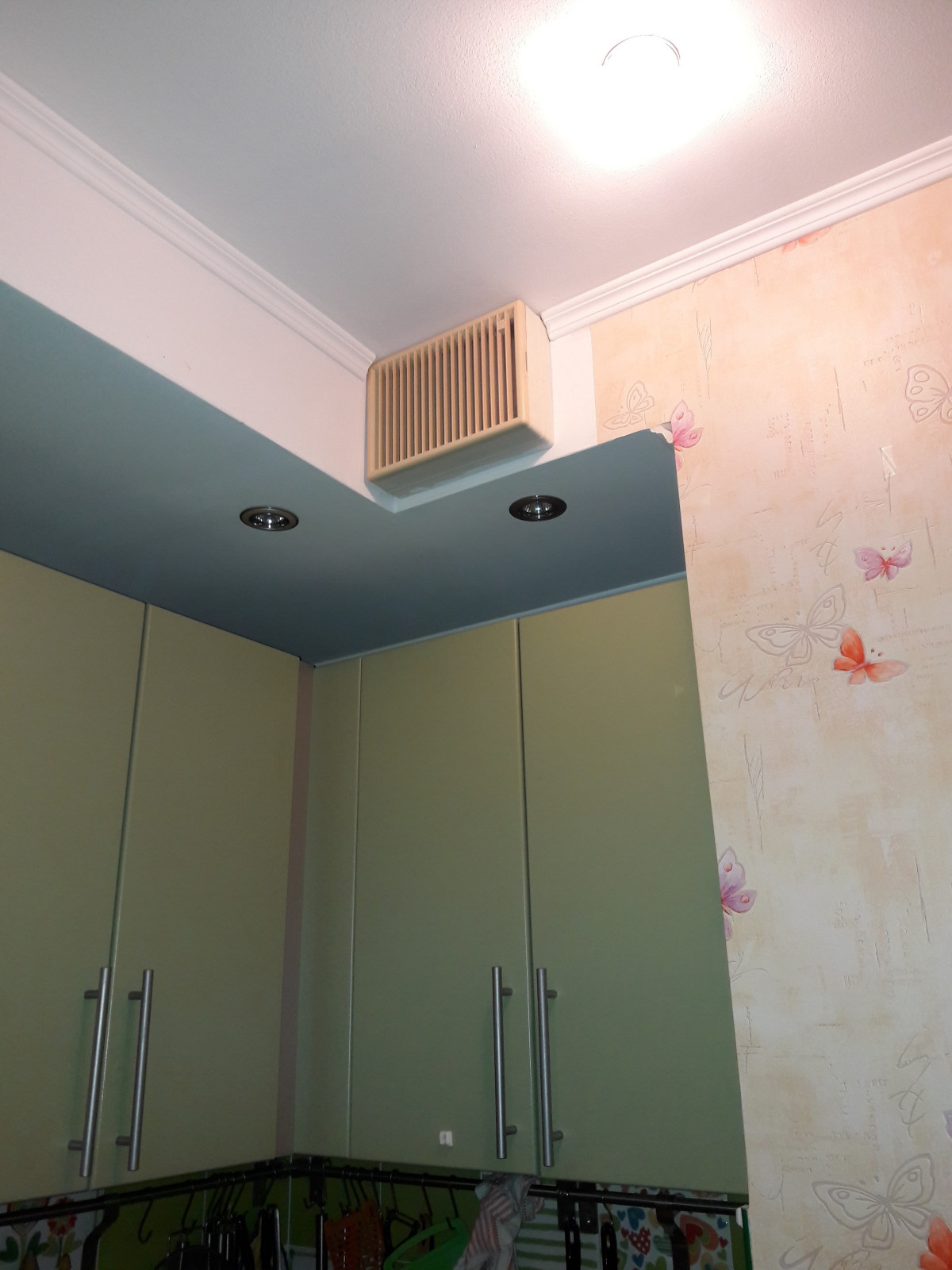 Фильтр в корпусе с установленной внутри вытяжной решеткой.(управление расходом в