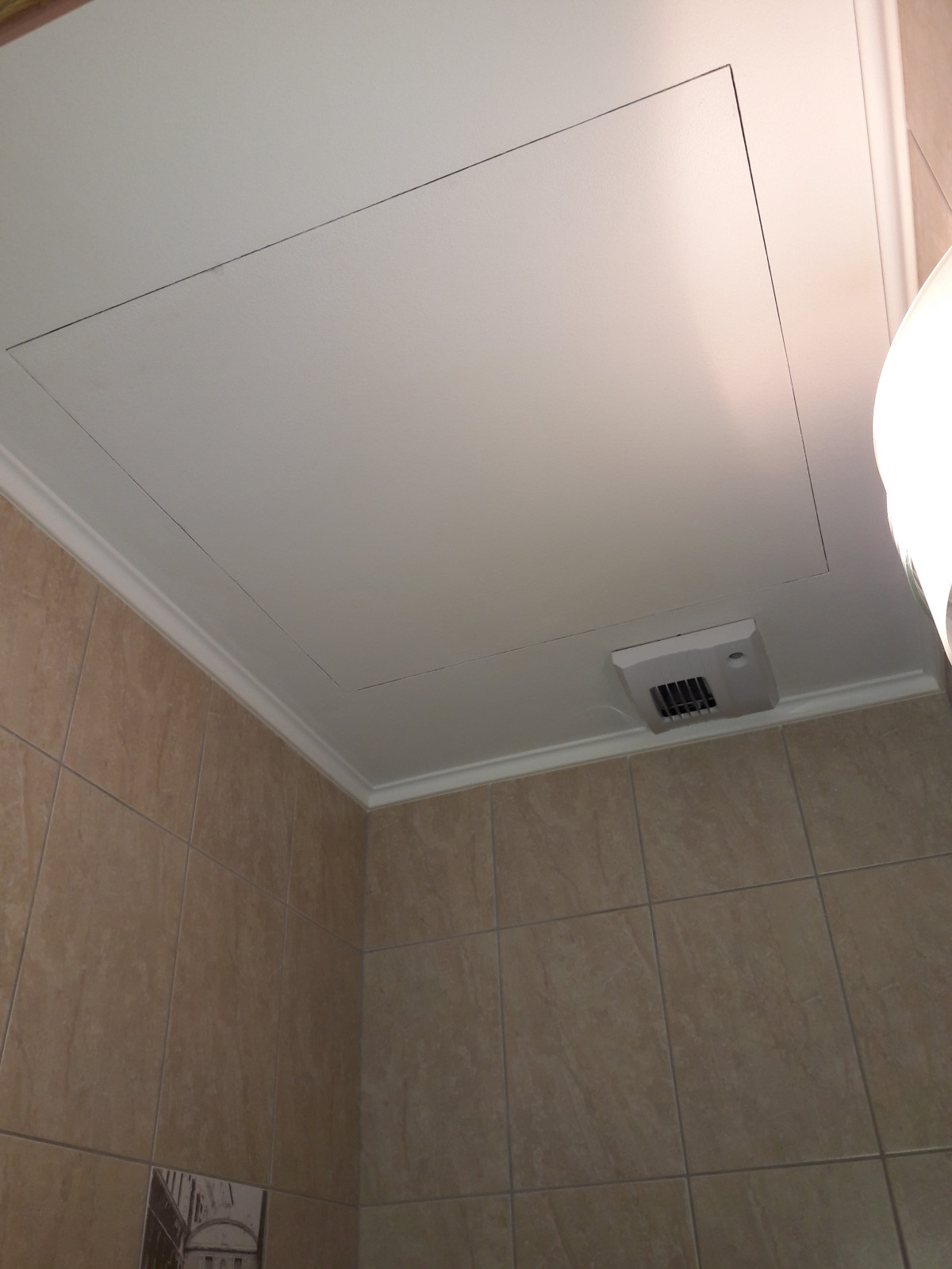 Санузел. Вытяжная решетка с регулированием расхода воздуха от датчика присутстви