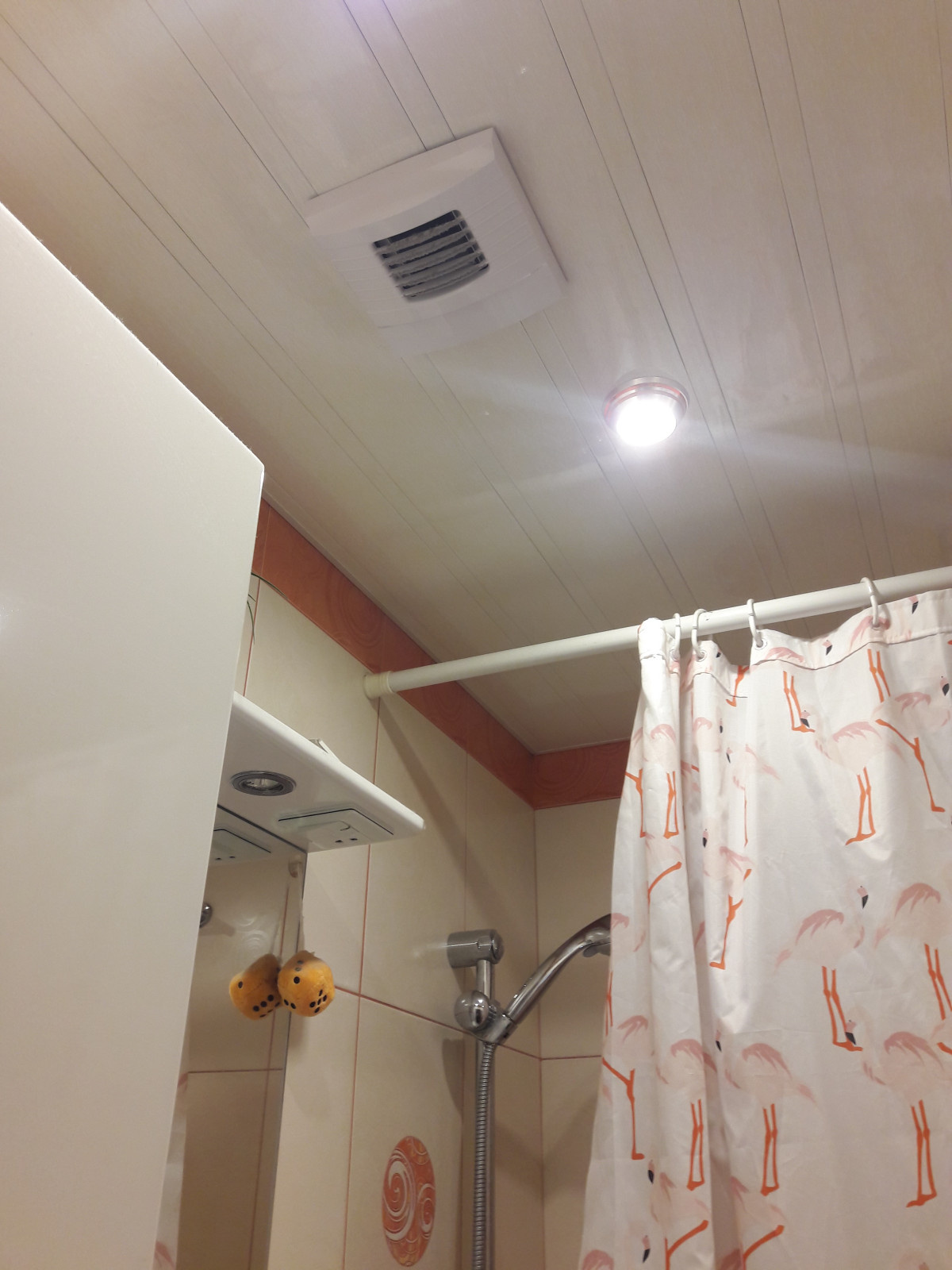 Ванная комната. Вытяжная решетка. Регулирование расхода воздуха по датчику влажн