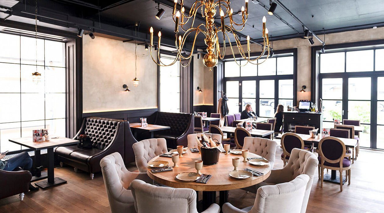 Окна, двери, гармошки и раздвижки в ресторан Bruxelles