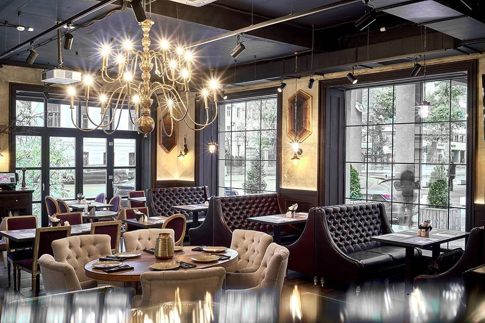 Окна, двери, гармошки и раздвижки в ресторан Bruxelles