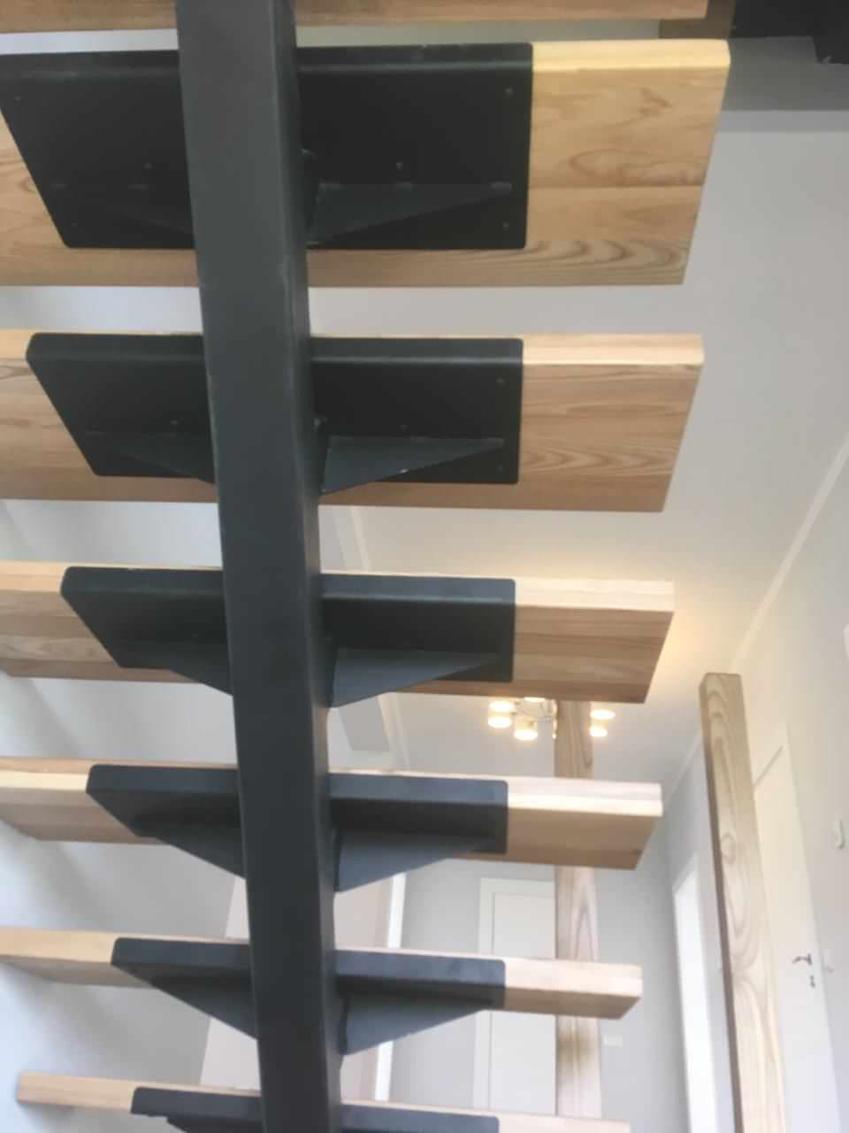 Лестница на монокосоуре с двумя площадками