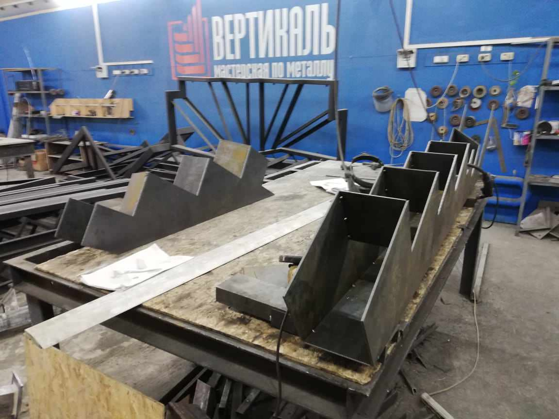 Лестница на монокосоуре с забежными ступенями