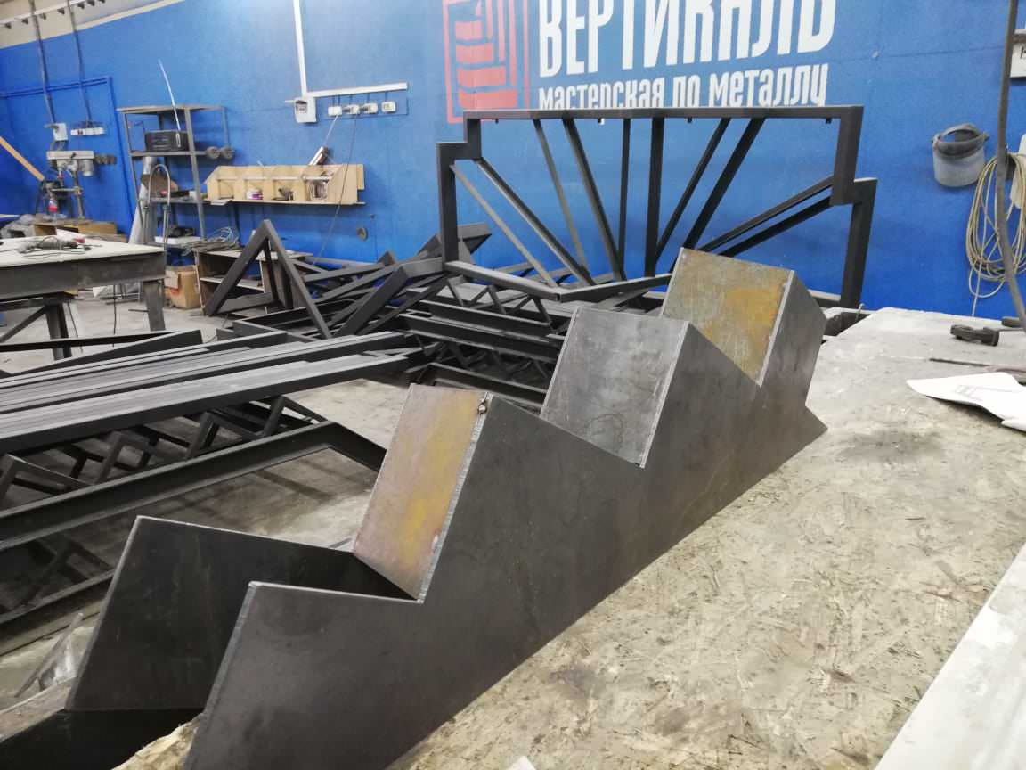 Лестница на монокосоуре с забежными ступенями