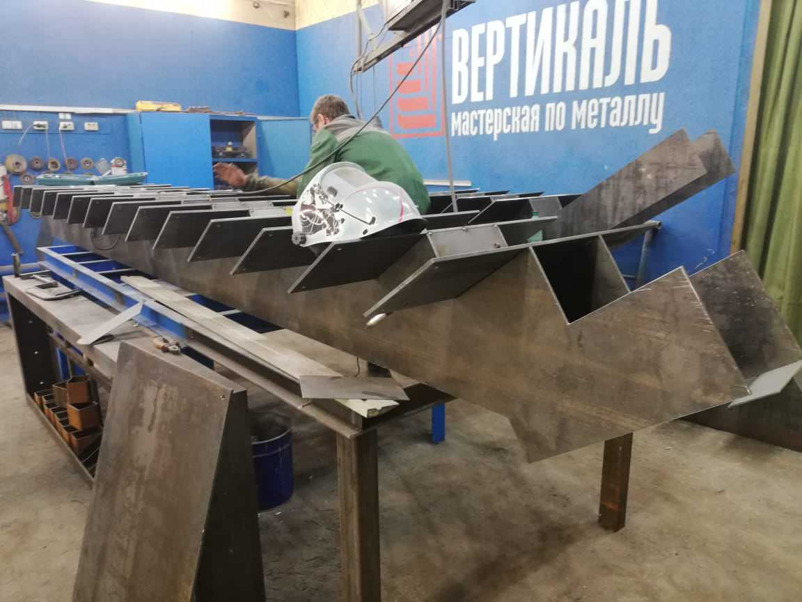 Лестница на монокосоуре с забежными ступенями