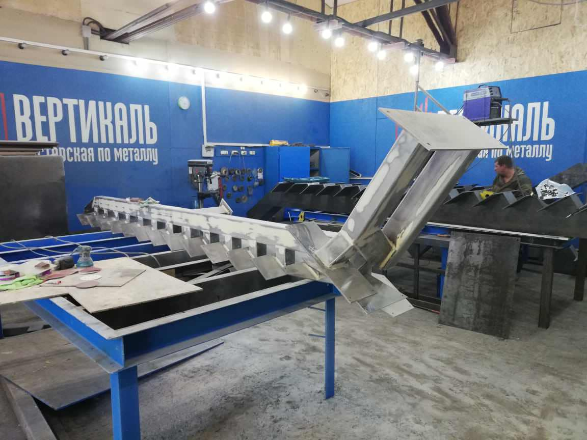 Лестница на монокосоуре с забежными ступенями