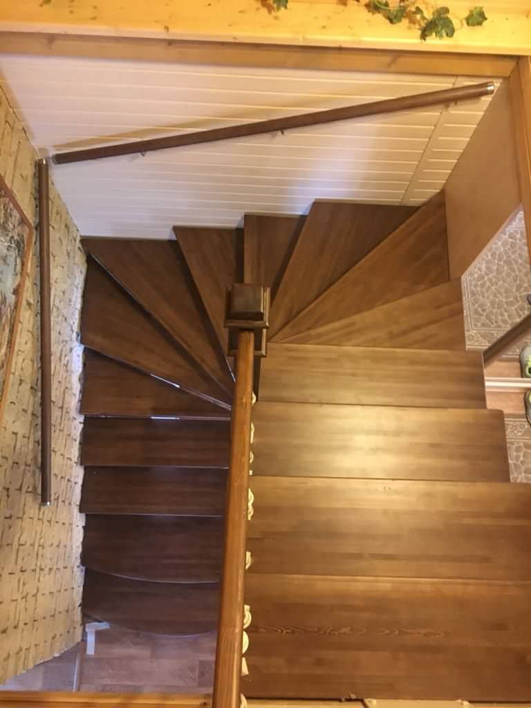 Лестница на монокосоуре с забежными ступенями