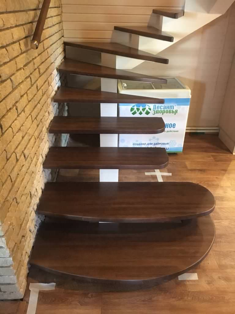 Лестница на монокосоуре с забежными ступенями