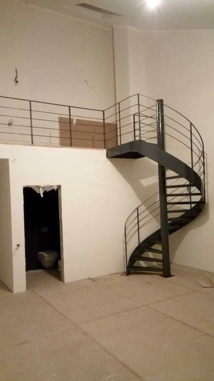 Винтовая лестница вокруг центрального столба