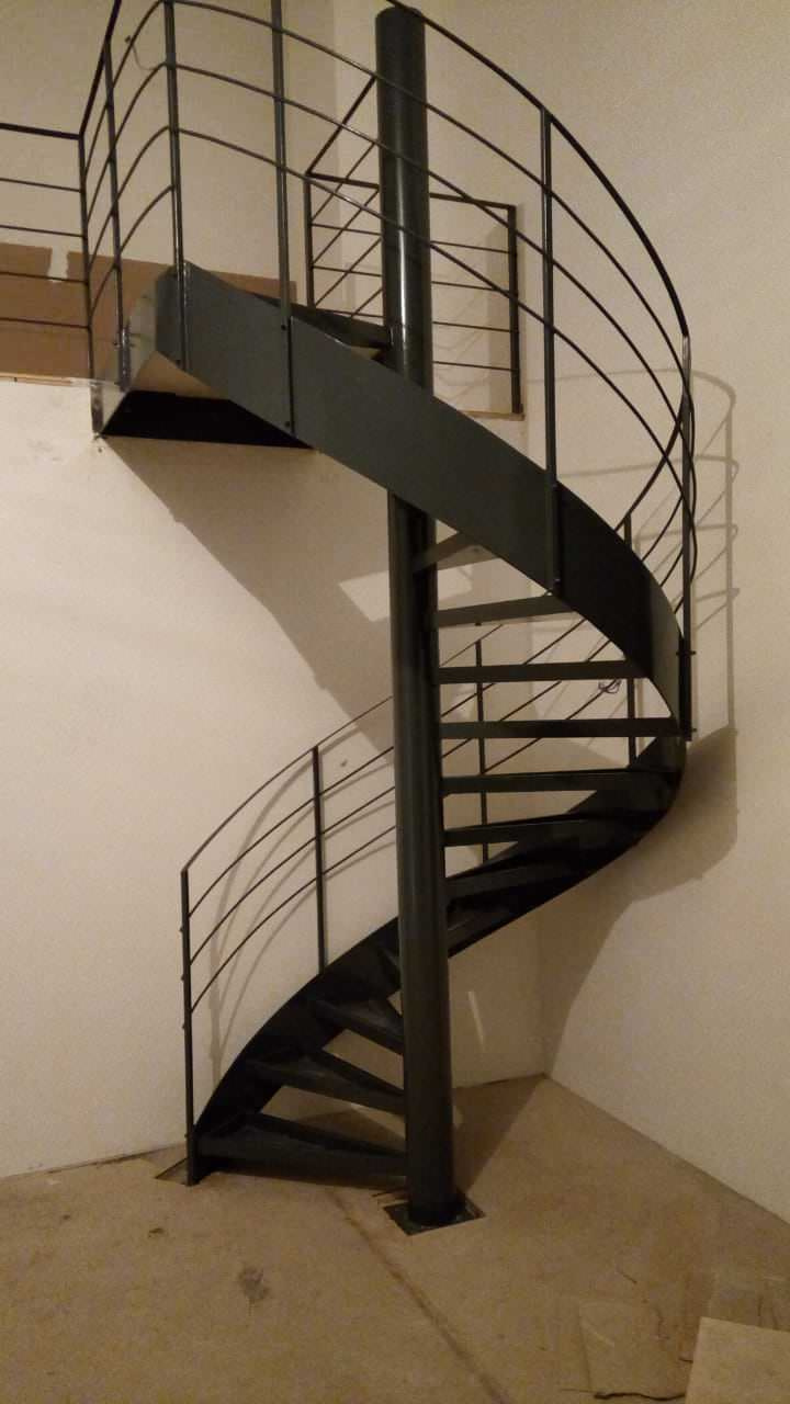 Винтовая лестница вокруг центрального столба