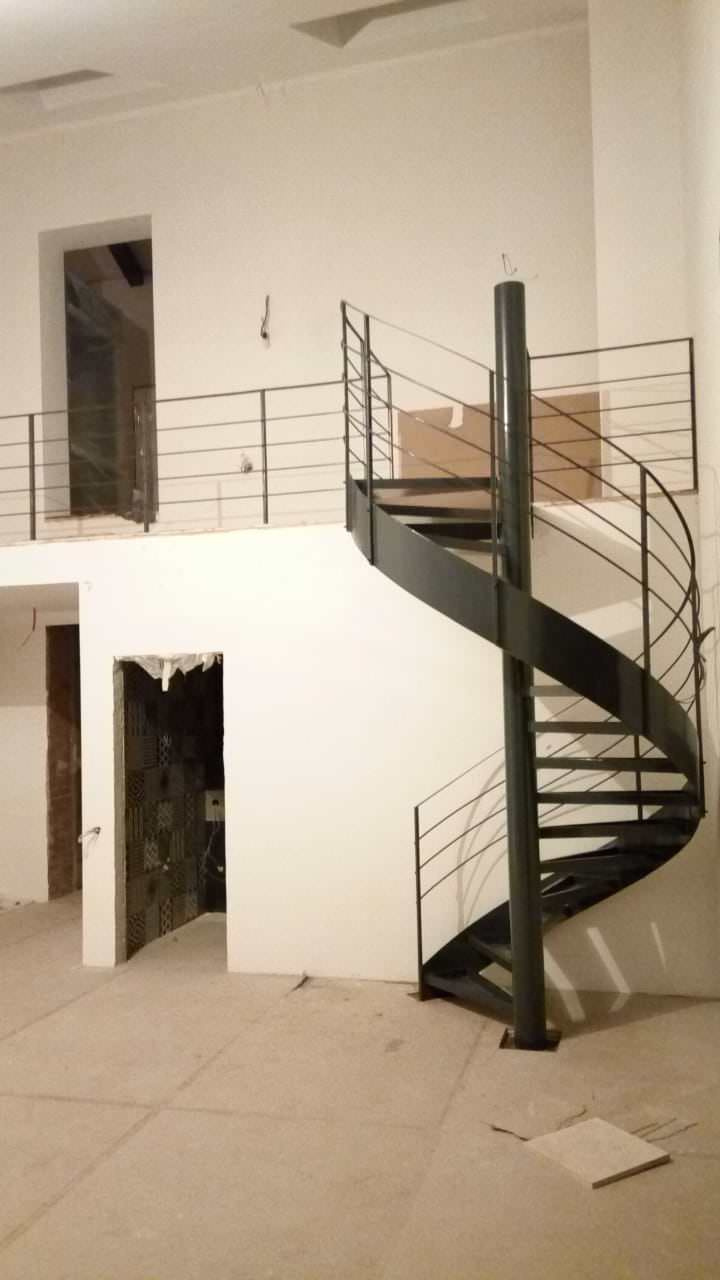 Винтовая лестница вокруг центрального столба