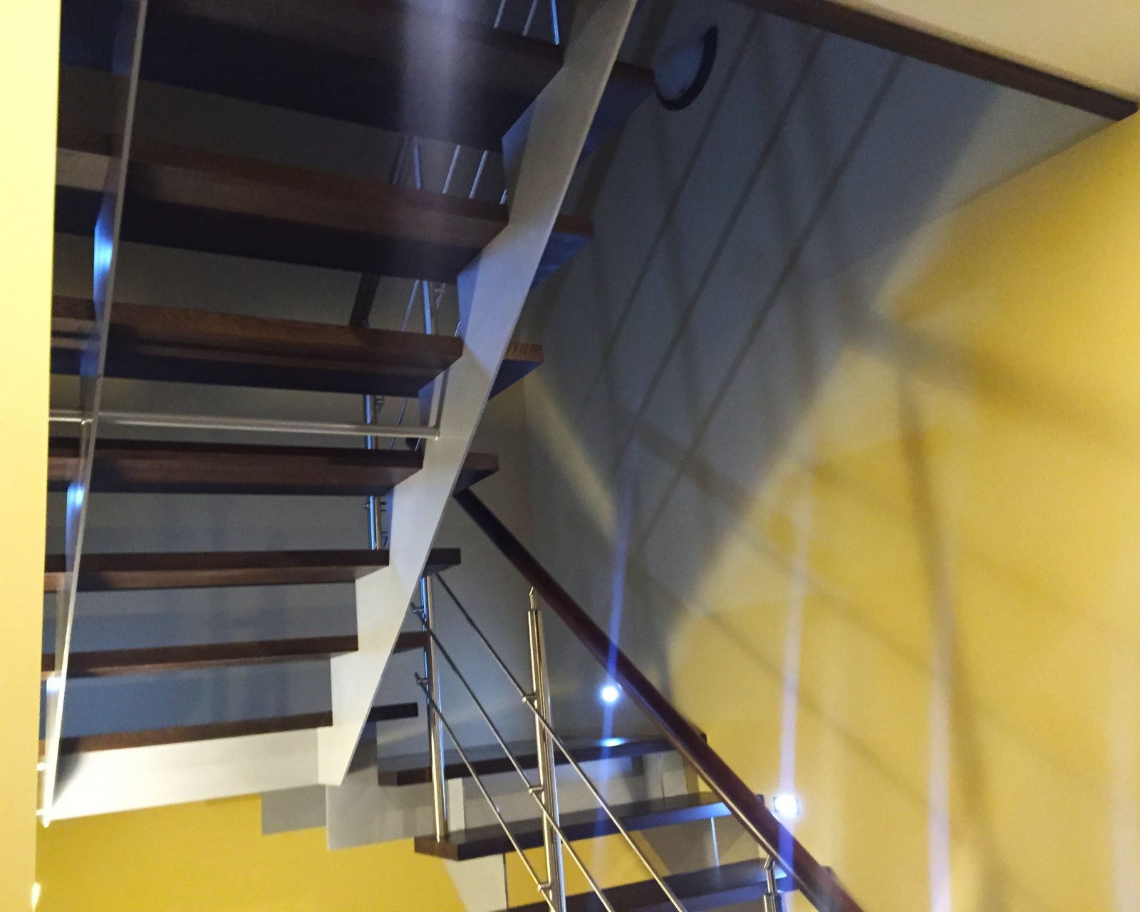 Лестница на параллельных косоурах с ограждением из нержавеющей стали