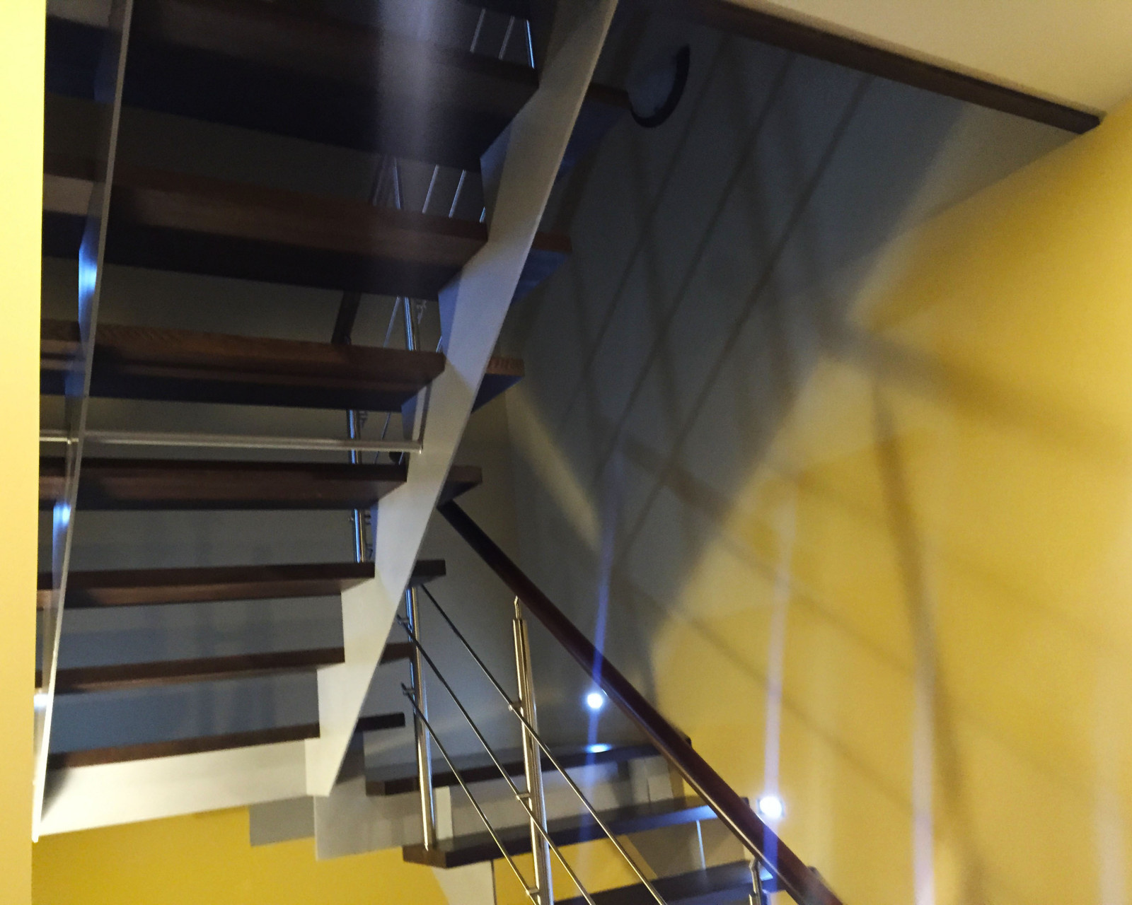 Лестница на параллельных косоурах с ограждением из нержавеющей стали