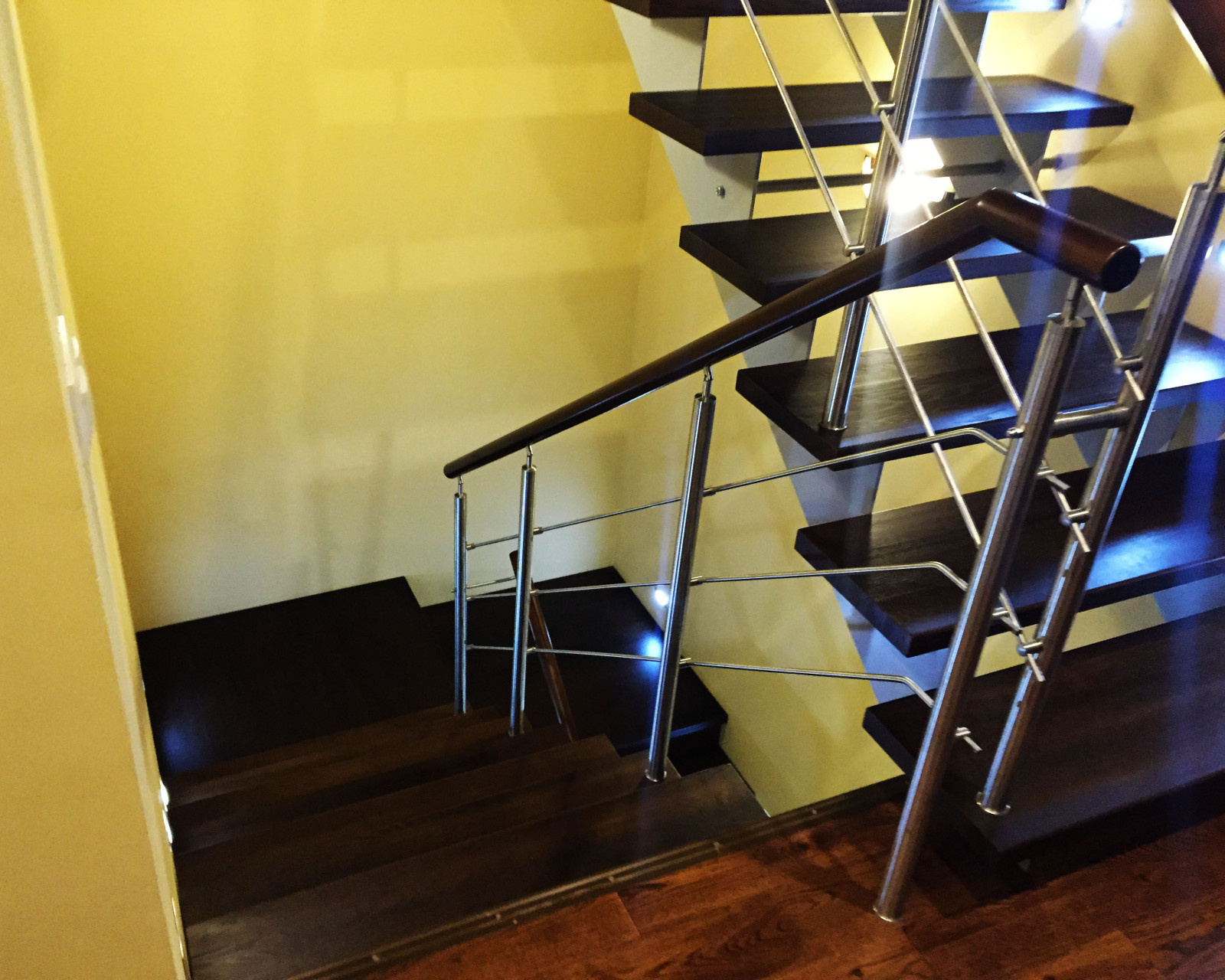 Лестница на параллельных косоурах с ограждением из нержавеющей стали