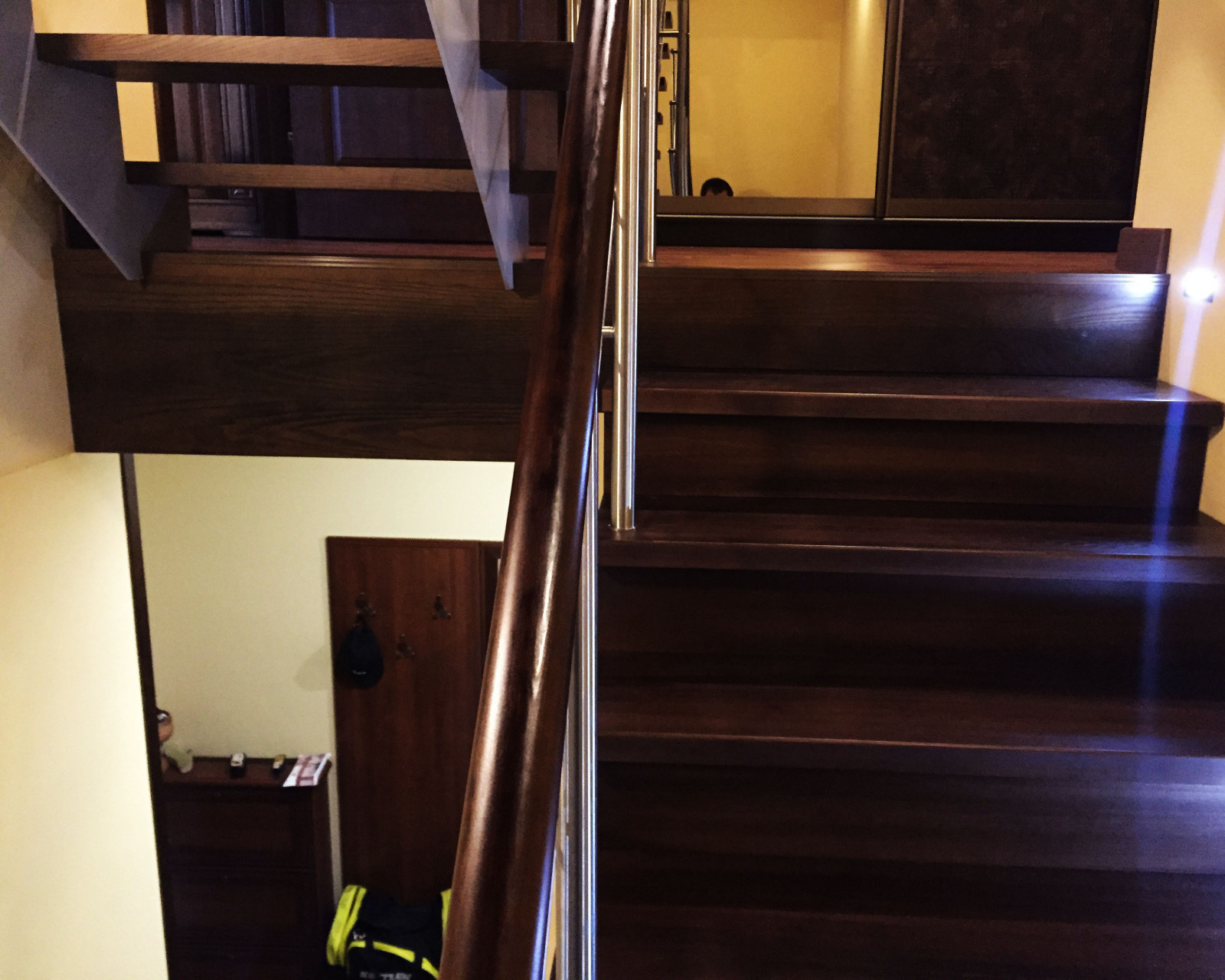 Лестница на параллельных косоурах с ограждением из нержавеющей стали