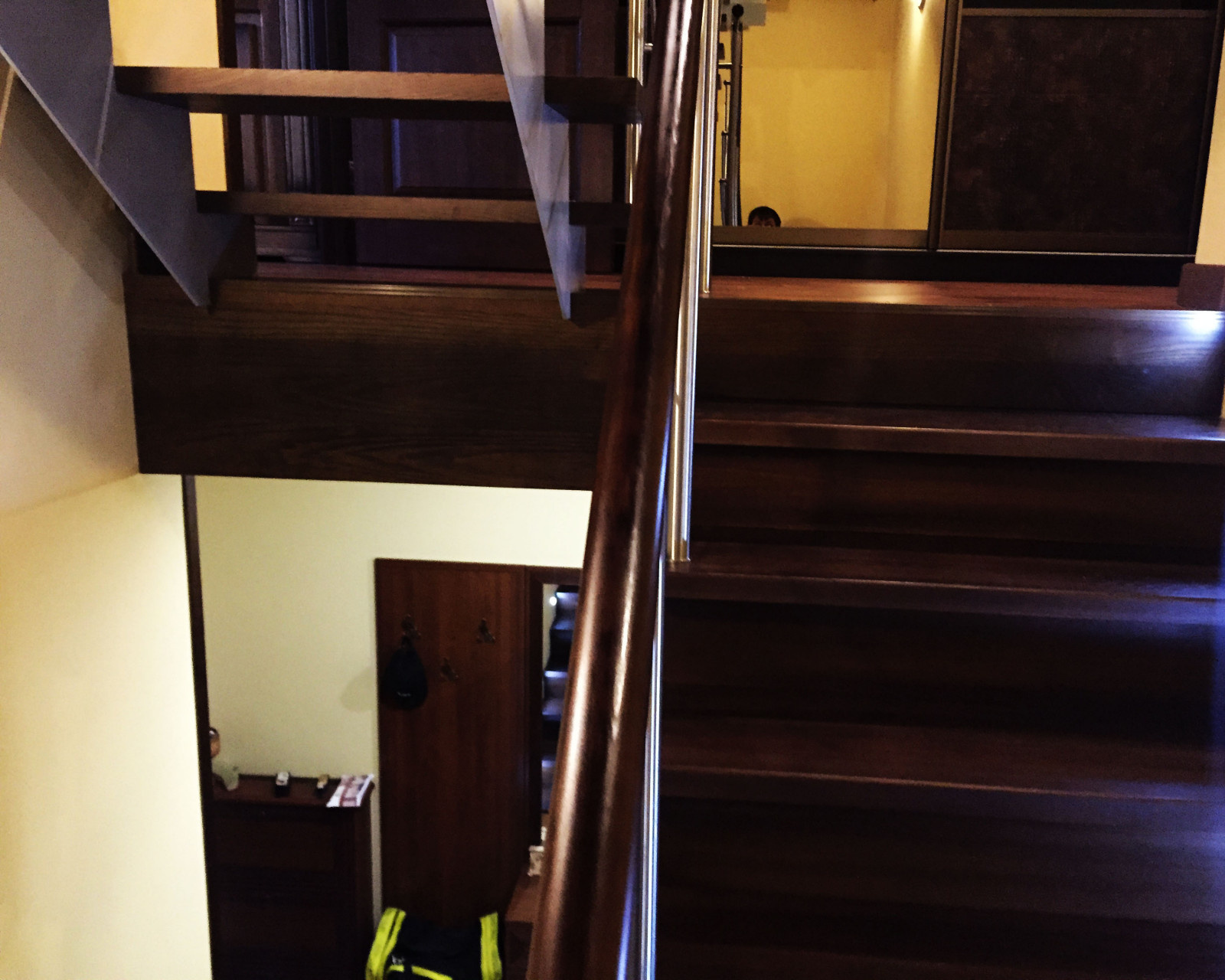 Лестница на параллельных косоурах с ограждением из нержавеющей стали