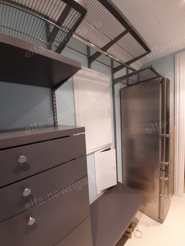 Средняя гардеробная Elfa в сером декоре с фасадными частями