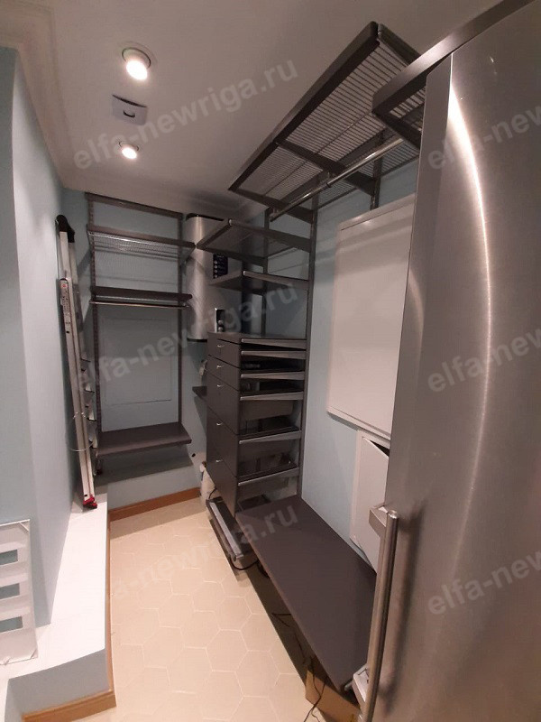 Средняя гардеробная Elfa в сером декоре с фасадными частями