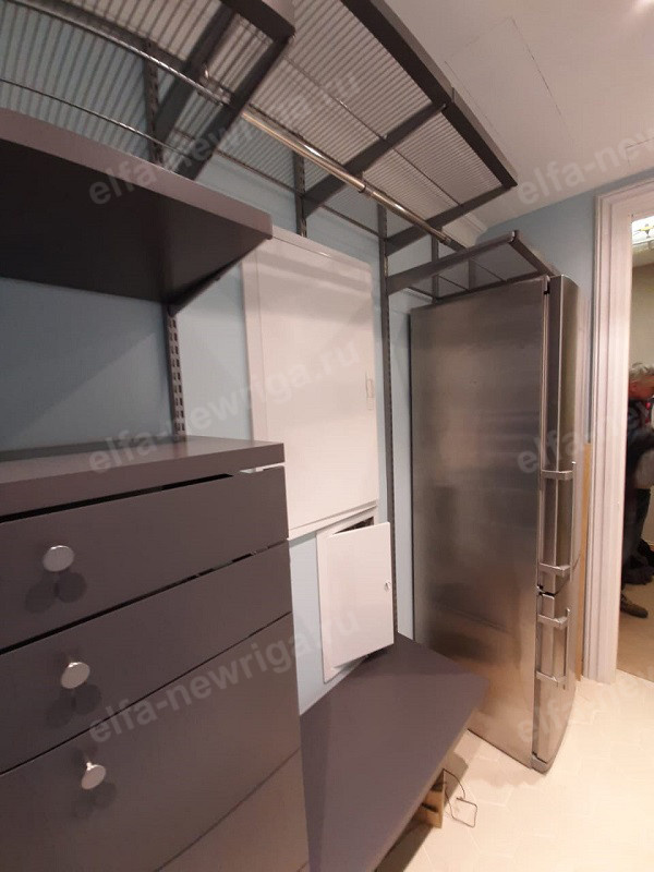 Средняя гардеробная Elfa в сером декоре с фасадными частями