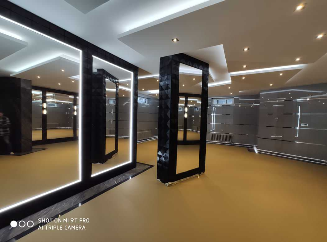 Стеновая панеляция зоны бассейна и спортзала в частном доме