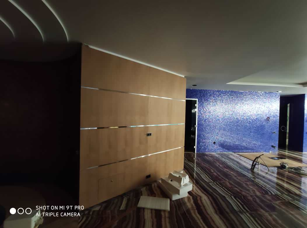 Стеновая панеляция зоны бассейна и спортзала в частном доме