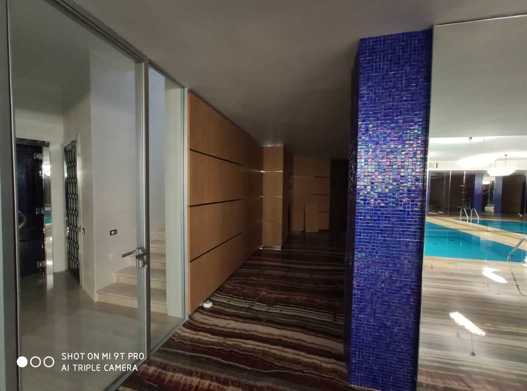 Стеновая панеляция зоны бассейна и спортзала в частном доме