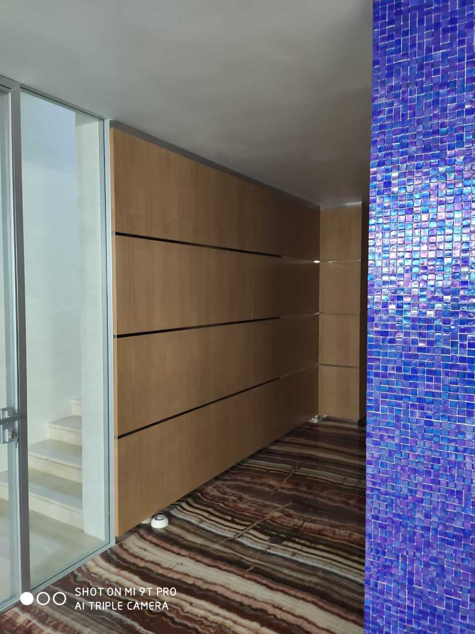 Стеновая панеляция зоны бассейна и спортзала в частном доме