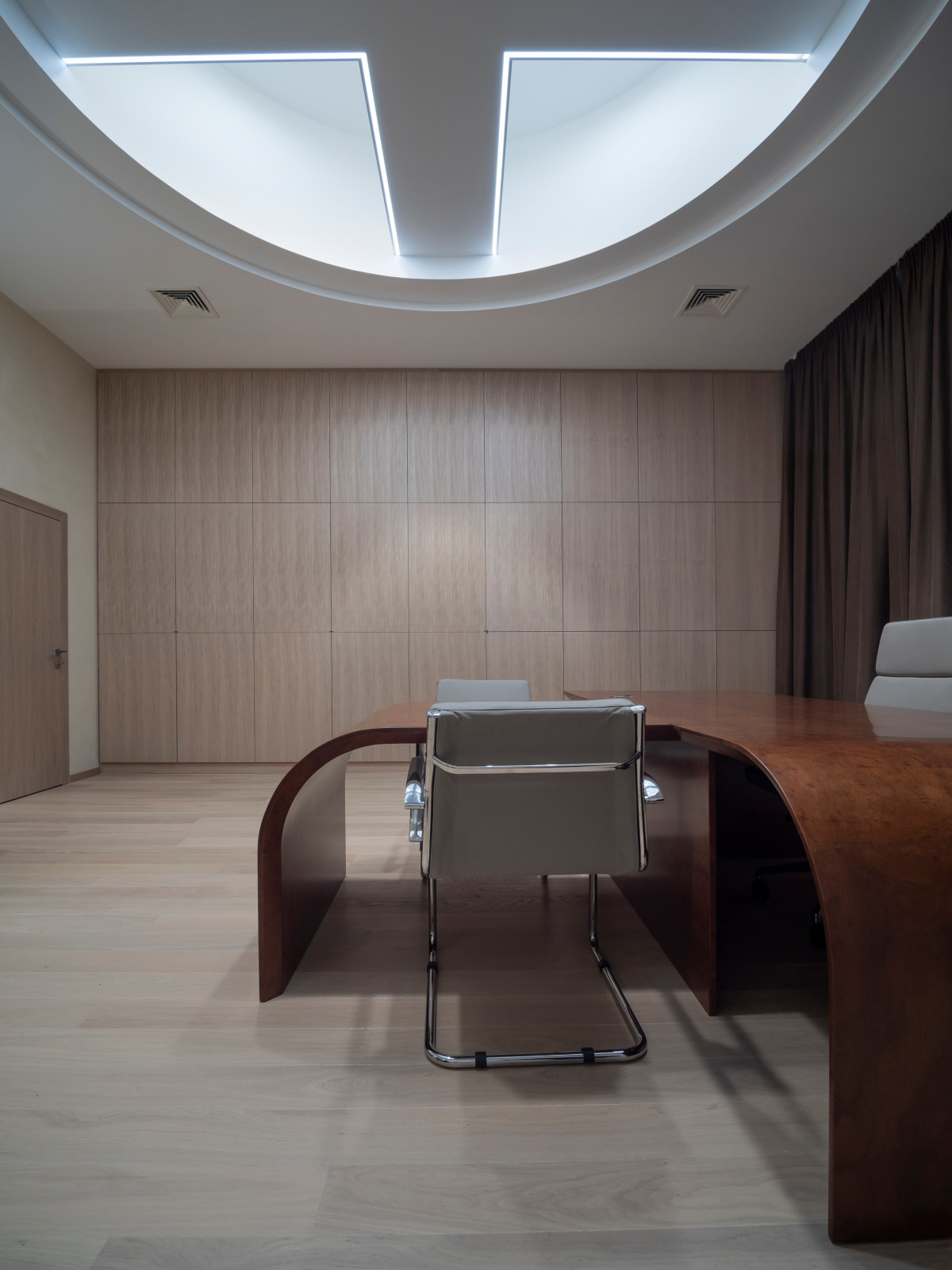 Комплексное оформление мебелью офиса компании РЕМИТ