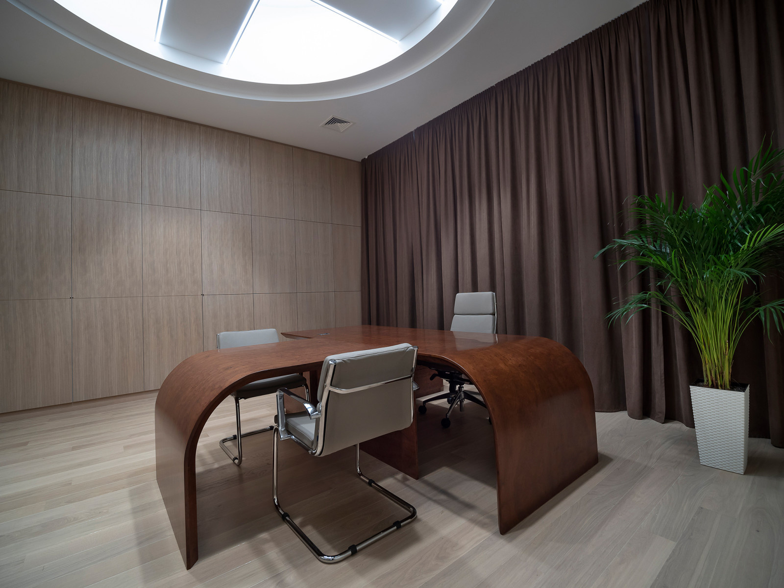 Комплексное оформление мебелью офиса компании РЕМИТ