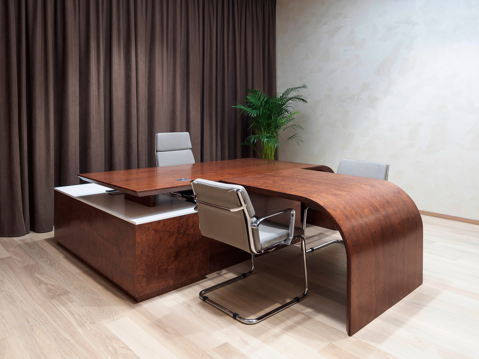 Комплексное оформление мебелью офиса компании РЕМИТ