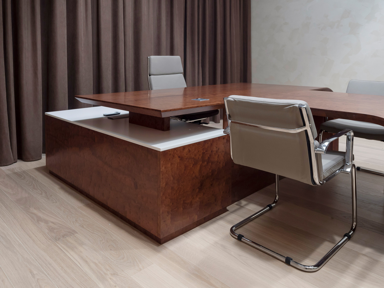 Комплексное оформление мебелью офиса компании РЕМИТ