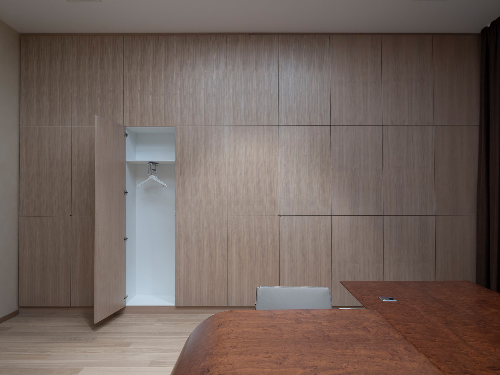 Комплексное оформление мебелью офиса компании РЕМИТ